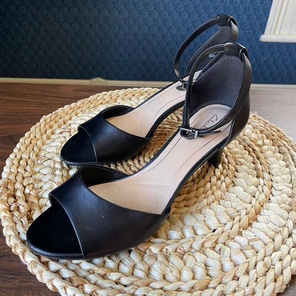 Clark’s “Laureti Grace” Shoe with Ankle Strap Size 7.5 10/10 - Picture 3 of 6